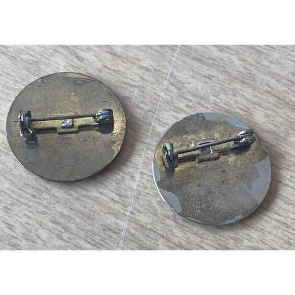 Pair Of Vintage Enamel Over Metal 1” Choir Pins - Picture 2 of 2